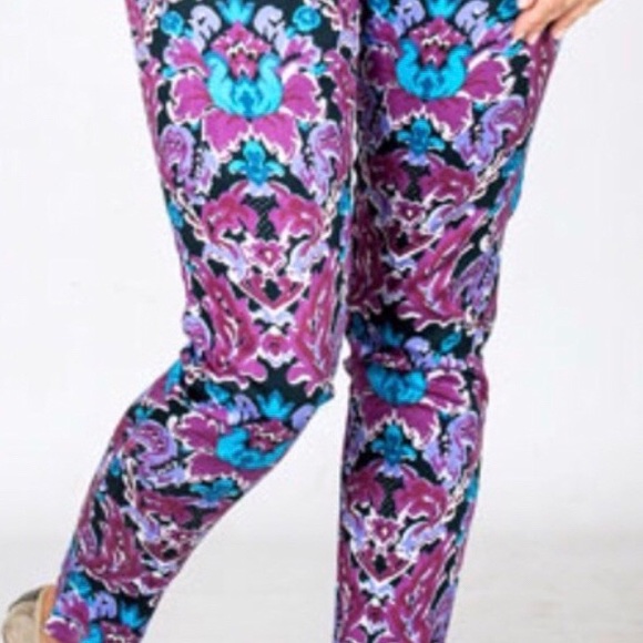 ⬇️final price drop⬇️ Frida Side zip floral pants. - Picture 2 of 4